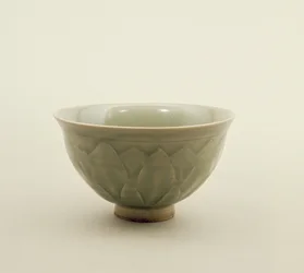 Noordelijke celadon kom, versierd met lotusblad ontwerp, Sung-dynastie (960-1280)